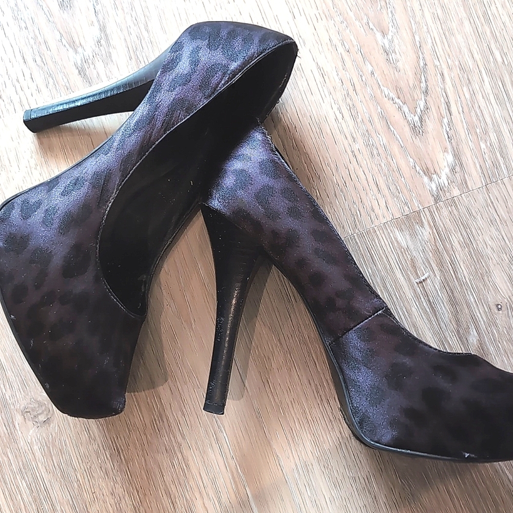 Carlos Santana Leopard Heels Sleek Design